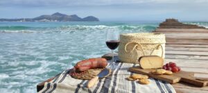 Mesa con productos locales de las Illes Balears junto al mar