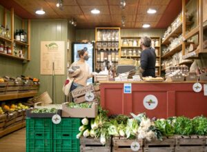 Interior de un mercado local en las Illes Balears con productos frescos