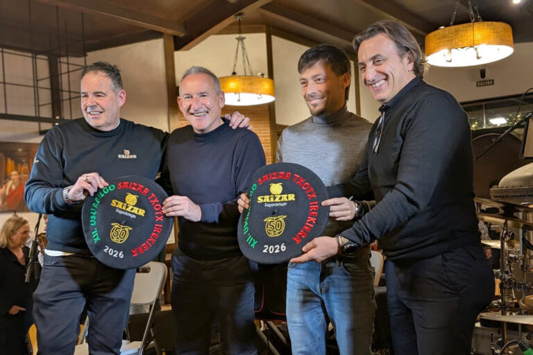 Cuatro hombres sosteniendo platos conmemorativos en la inauguración del Txotx 2026