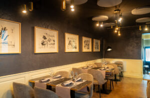 Interior del restaurante Infame con mesas y decoración moderna