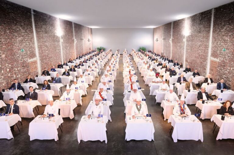 Ceremonia de premiación con jurados y mesas en un gran salón