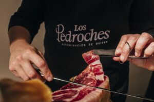 Corte de jamón de bellota DOP Los Pedroches con cuchillo