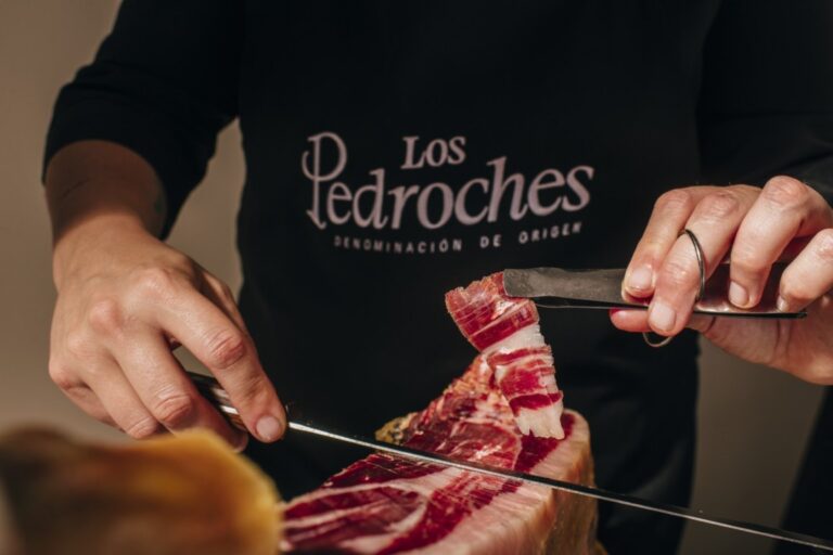 Corte de jamón de bellota DOP Los Pedroches con cuchillo
