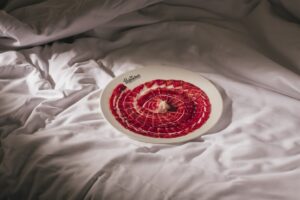 Plato con jamón de bellota DOP Los Pedroches en un fondo blanco