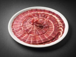 Plato de jamón de bellota de Dehesa de Extremadura en presentación circular.
