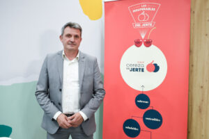 José Antonio Tierno, presidente de la DOP Cereza del Jerte, en un evento.