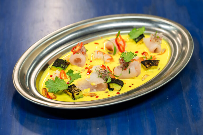 Plato de ceviche con ingredientes frescos en Krudo Raw Bar