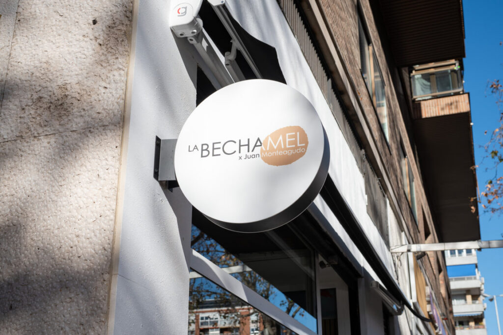 Cartel del restaurante La Bechamel de Juan Monteagudo en Madrid