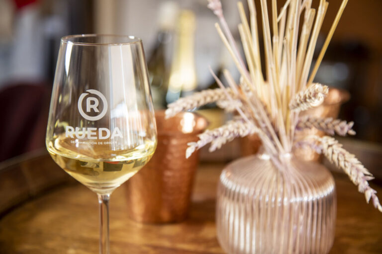 Copa de vino blanco de la Denominación de Origen Rueda