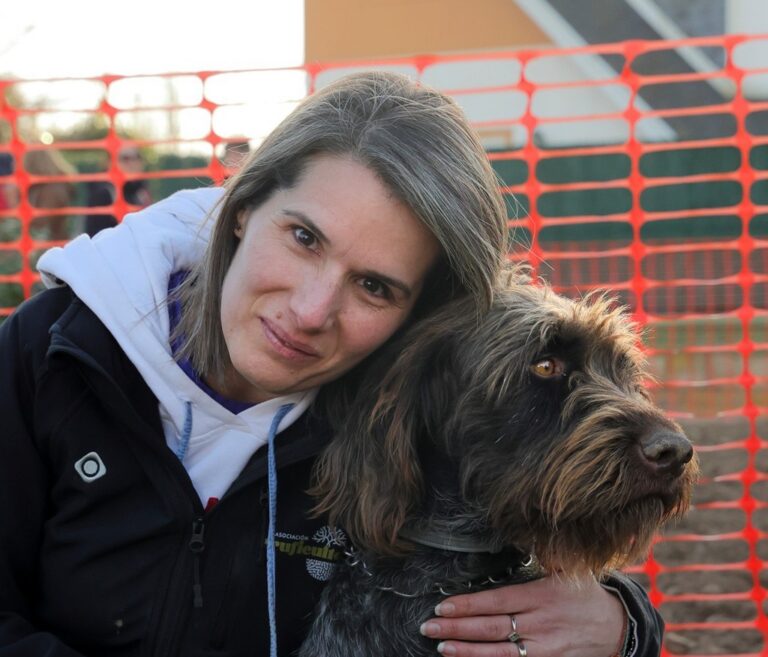 Leticia Sopena abrazando a su perro Lima en el concurso de perros truferos