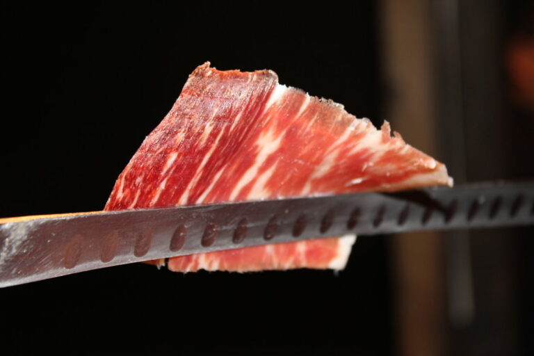 Loncha de jamón ibérico cortada con un cuchillo afilado