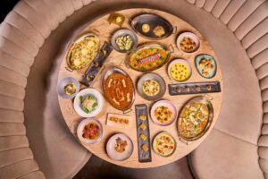 Mesa con una variedad de platos del restaurante quintoelemento en Madrid