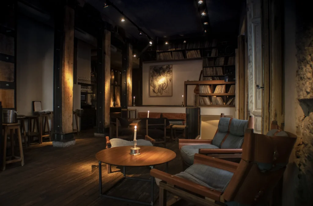 Interior del restaurante Los 33 en Madrid con mesas y sillas