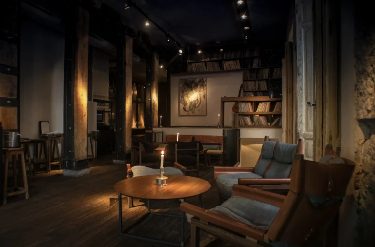 Interior del restaurante Los 33 en Madrid con mesas y sillas