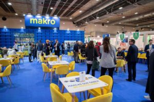Stand de Makro en Madrid Fusión con mesas y asistentes