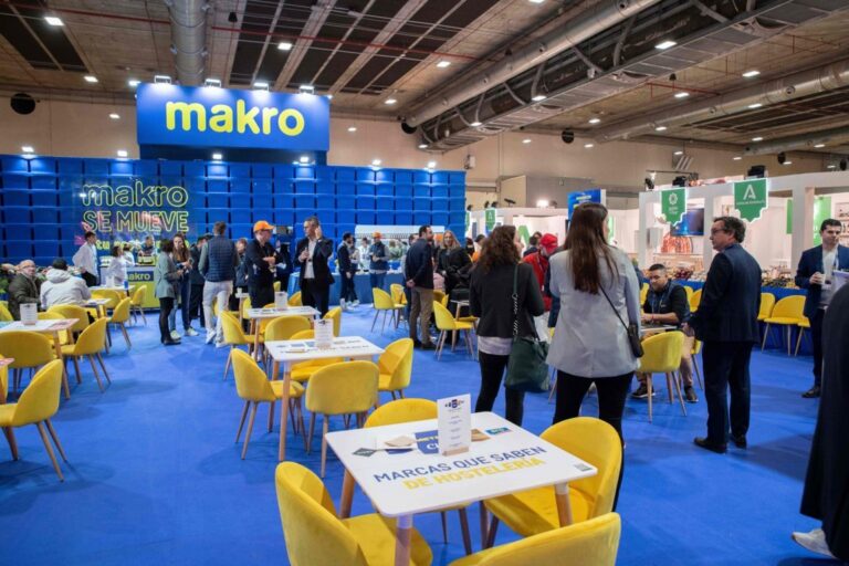 Stand de Makro en Madrid Fusión con mesas y asistentes