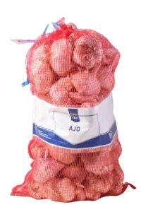 Saco de ajo en red, fresco y listo para cocinar.