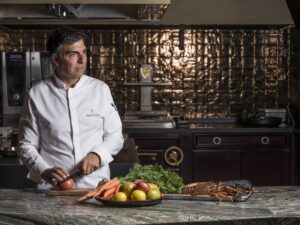 Chef Ramón Freixa preparando ingredientes frescos en la cocina.