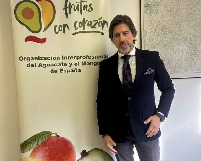 Antonio Carpintero, nuevo director de Intertropic, con fondo de logo
