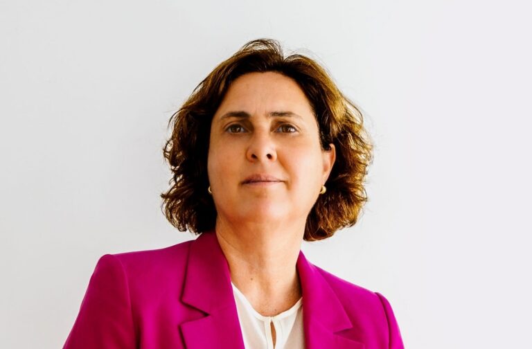 Retrato de Nuria Varela-Portas, CEO de Pazo de Vilane, con chaqueta rosa.