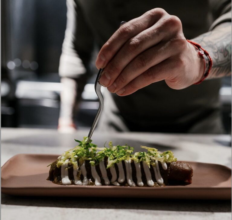 Plato de cocina mexicana contemporánea con ingredientes frescos y técnica del chef.