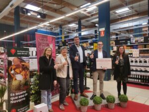 Entrega de premios del sorteo Año DiVino Navarra en un supermercado