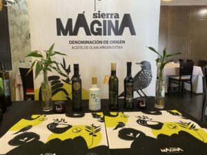 Mesa con aceites de oliva virgen extra en evento de premios Alcuza 2026