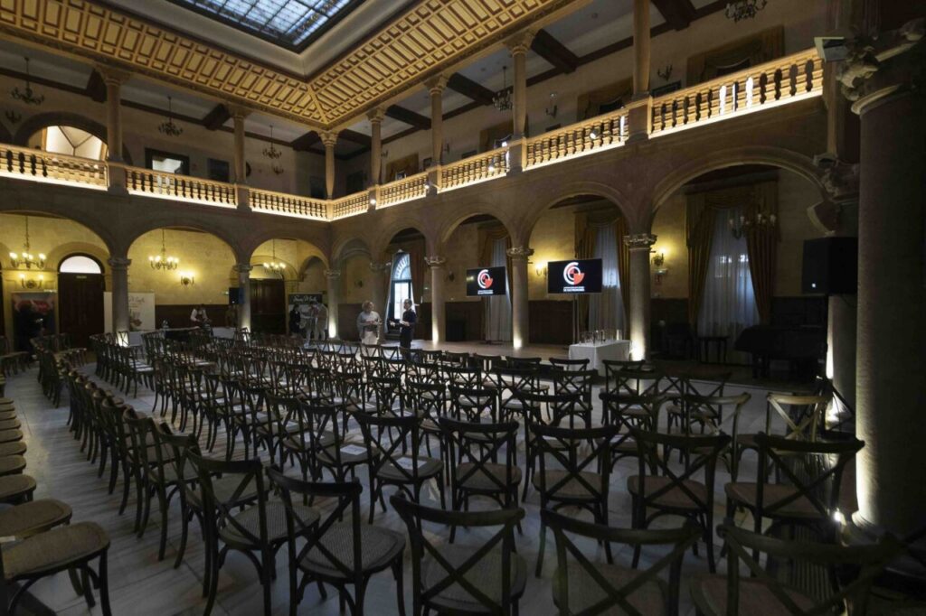 Interior del Centro Cultural Provincial de Palencia durante un evento gastronómico