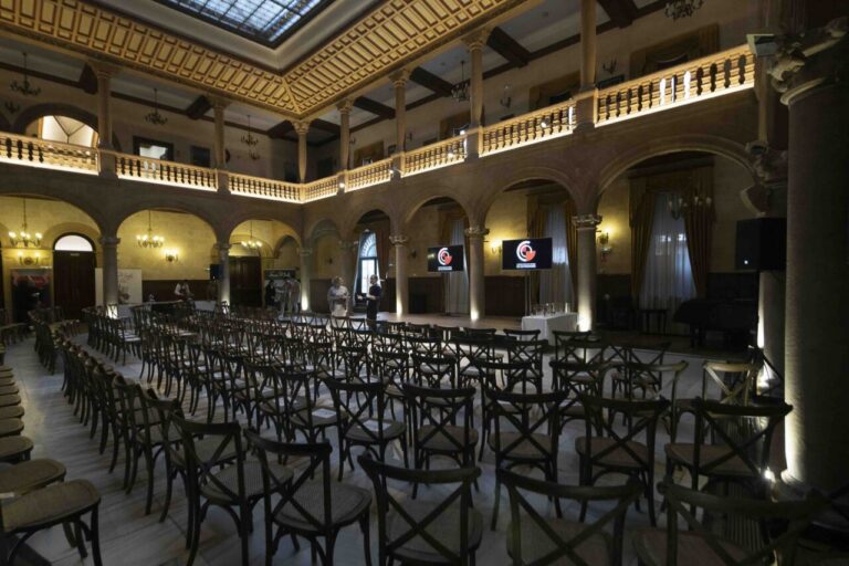 Interior del Centro Cultural Provincial de Palencia durante un evento gastronómico