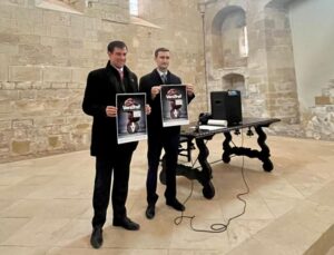 Dos hombres sosteniendo el cartel de la feria Veratruf en un evento