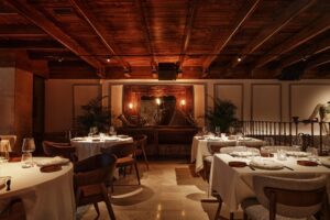 Interior del restaurante Gayarre Steak House en Madrid con mesas elegantemente dispuestas