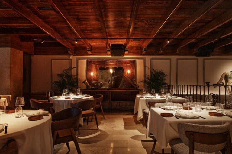 Interior del restaurante Gayarre Steak House en Madrid con mesas elegantemente dispuestas