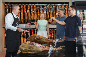 Grupo de personas disfrutando de una degustación de jamón ibérico.