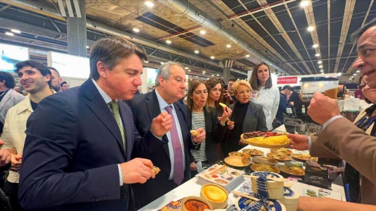 Visitantes degustando platos en el stand de Saborea España en Madrid Fusión
