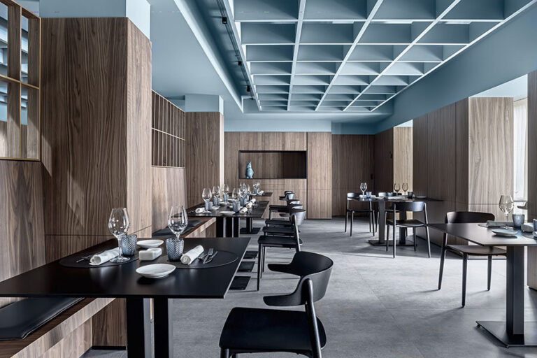 Interior del restaurante La Fábrica en Burgos con mesas y sillas elegantes