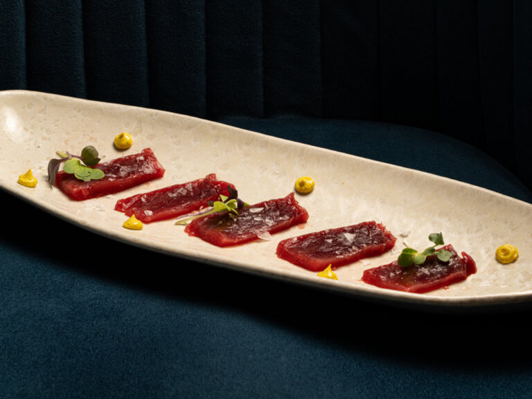 Sashimi de atún rojo de almadraba presentado en un plato elegante