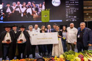 Participantes en la subasta de la trufa negra de Teruel mostrando un cheque