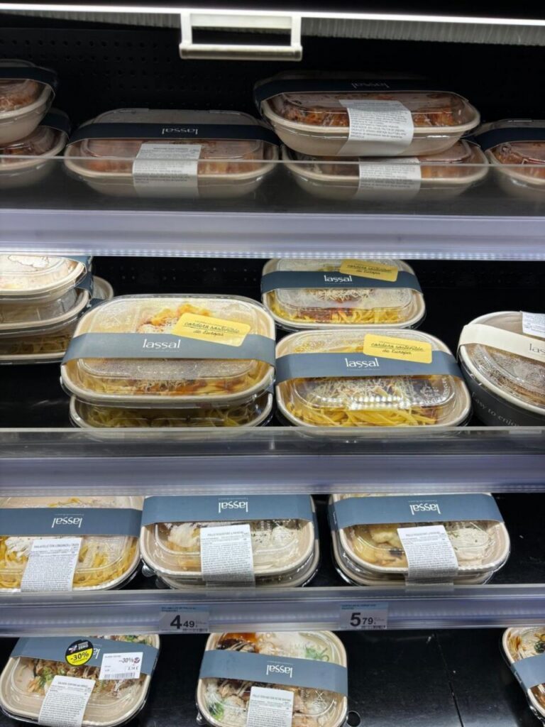 Platos preparados de tagliatelle con ragú de cordero en estante