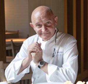 Toño Pérez, chef con tres Estrellas Michelin en su restaurante Atrio.