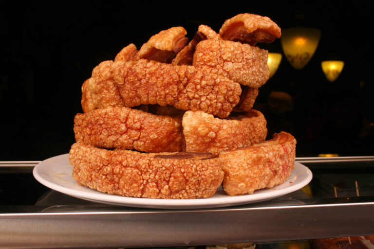 Montón de torreznos de Soria crujientes en un plato blanco