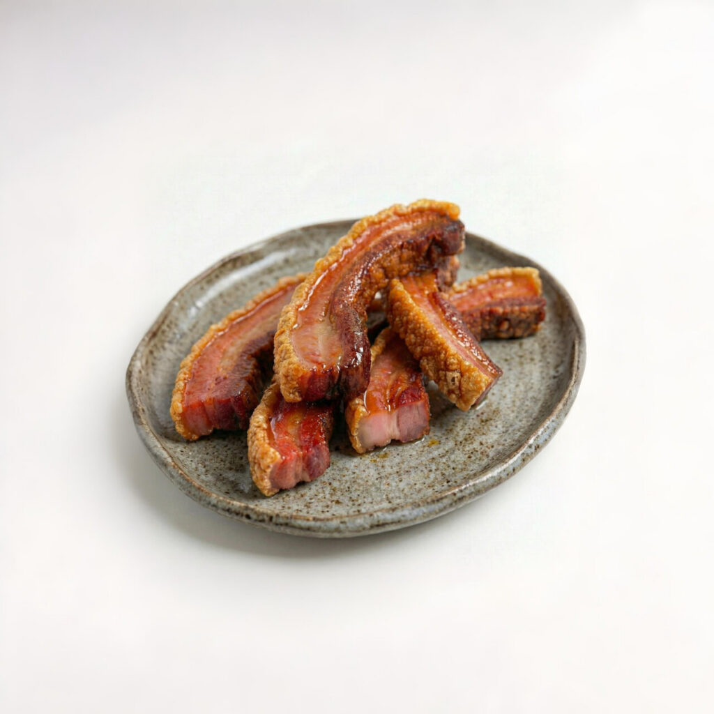 Torreznos de Soria en un plato, crujientes y dorados.