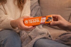 Estuche de Cortados Avellana de Chocolates Trapa en manos de una persona