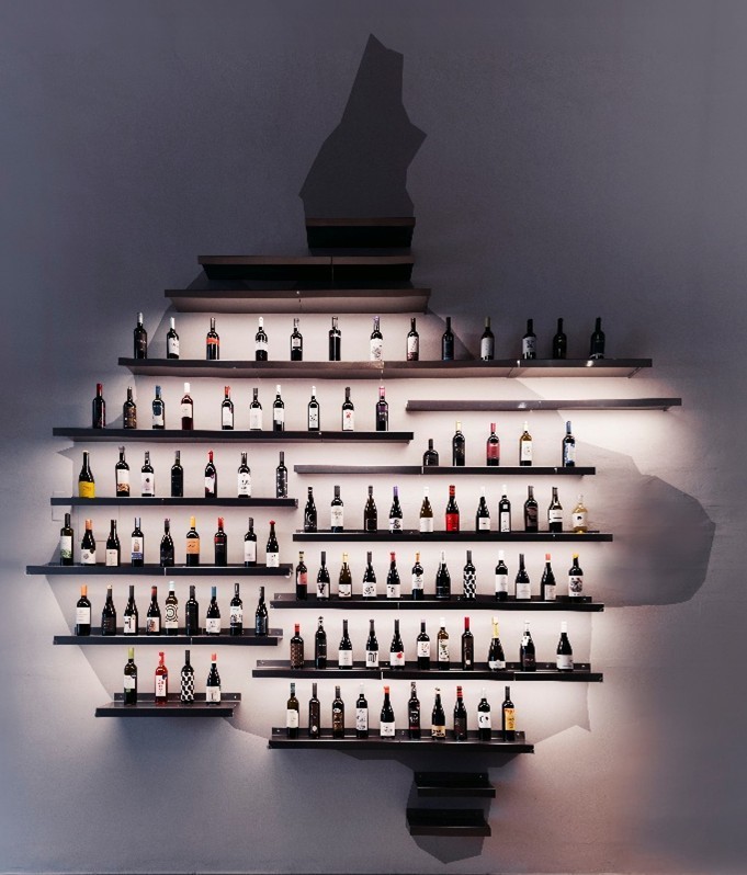 Estantería con botellas de vino de Utiel-Requena iluminadas