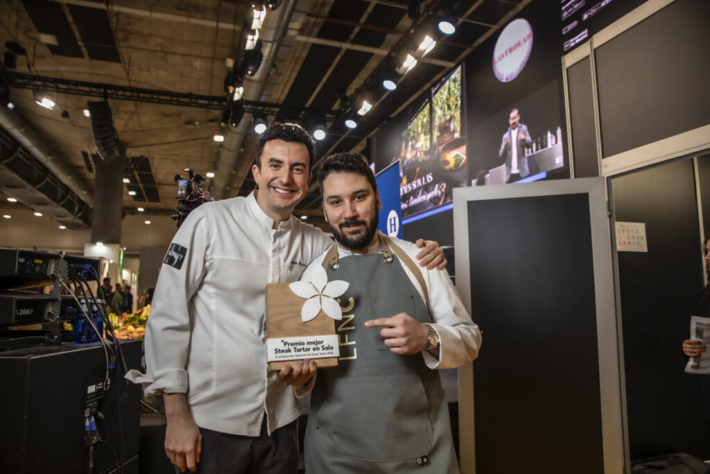 Chefs Jorge Velasco y Joaquín Serrano sosteniendo un premio en Madrid Fusión