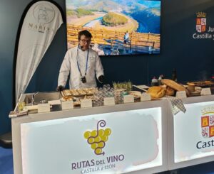 Chef presentando platos de la gastronomía zamorana en la feria de turismo.