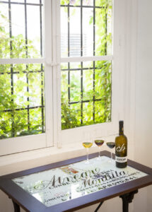 Mesa con botellas de vino y copas en la Bodega Alvear