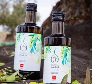 Botellas de aceite de oliva virgen extra de Madrid sobre un fondo natural