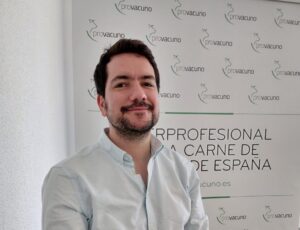 Alejandro Gutiérrez posando frente al logo de Provacuno