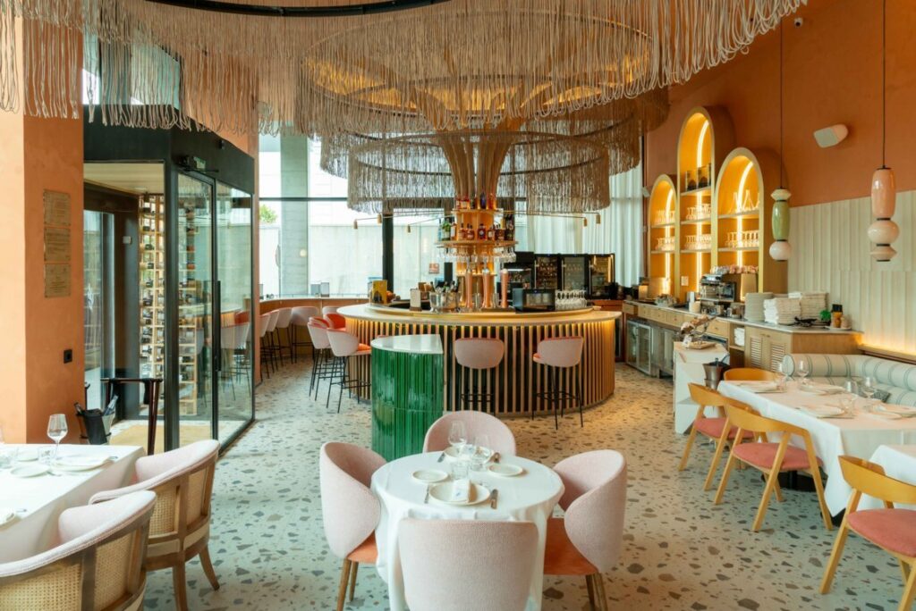 Interior del restaurante Almara con decoración mediterránea y ambiente acogedor