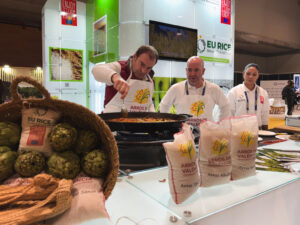 Cocineros preparando arroz en el stand de Arroz de Valencia en Madrid Fusión